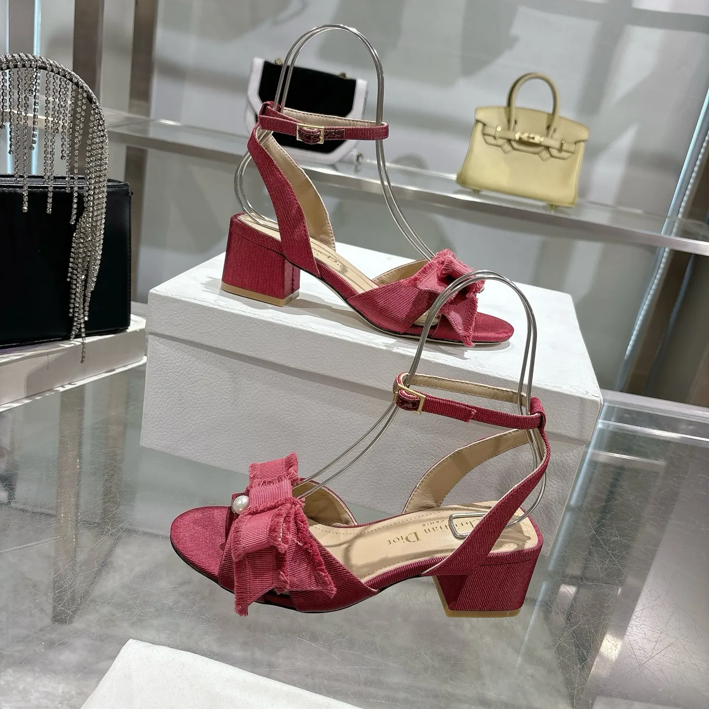 👟👟Ex-factory price 520👟👟 🎆Fringed webbing women's shoes Dior Dior 2024 spring and summer catwalk new Adiorble women's shoes CD star's same fashion tassel bow square head pearl letter logo hardware buckle high-heeled hollow sandals The top high-end version on the market Upper: original customized tassel grosgrain Lining: sheepskin lining foot pad Outsole: Italian leather outsole Heel height: 8.5cm Size: 34-41 (34.40.41. Customization is non-refundable)